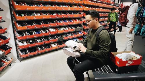 Dennis Pondaag, Kolektor Sneakers Setia yang Ngetop lewat Youtube